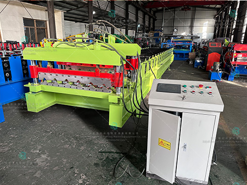 Glass tile pressing machine